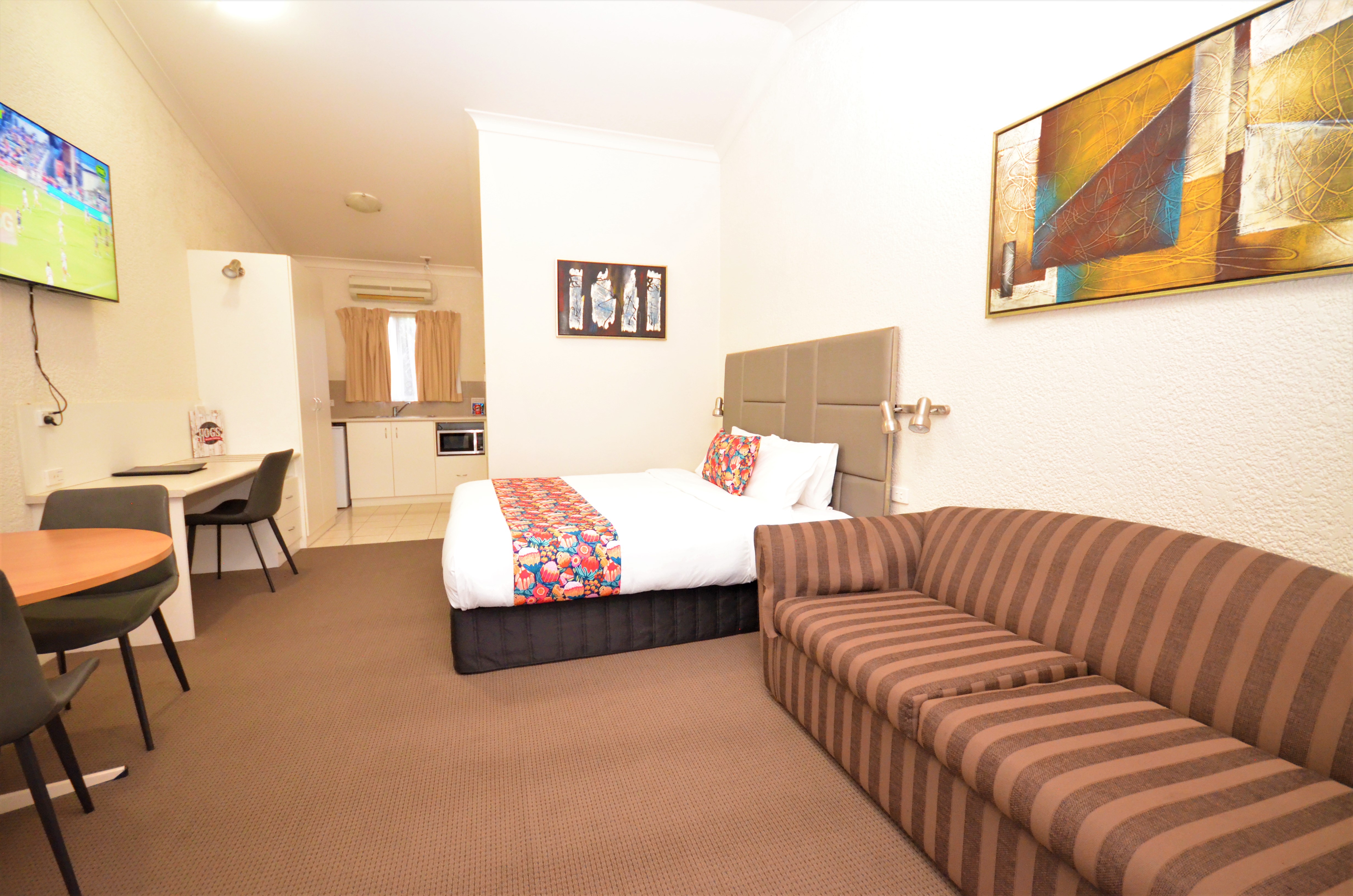 Comfortable Deluxe Queen room at Boulevarde Motor Inn - Accommodation Wagga Wagga